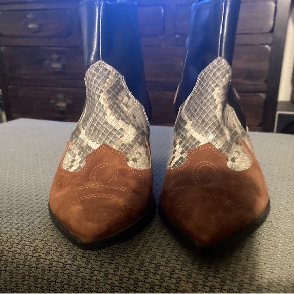 New without tags. In perfect condition with style and comfort.Medium width - Picture 4 of 8